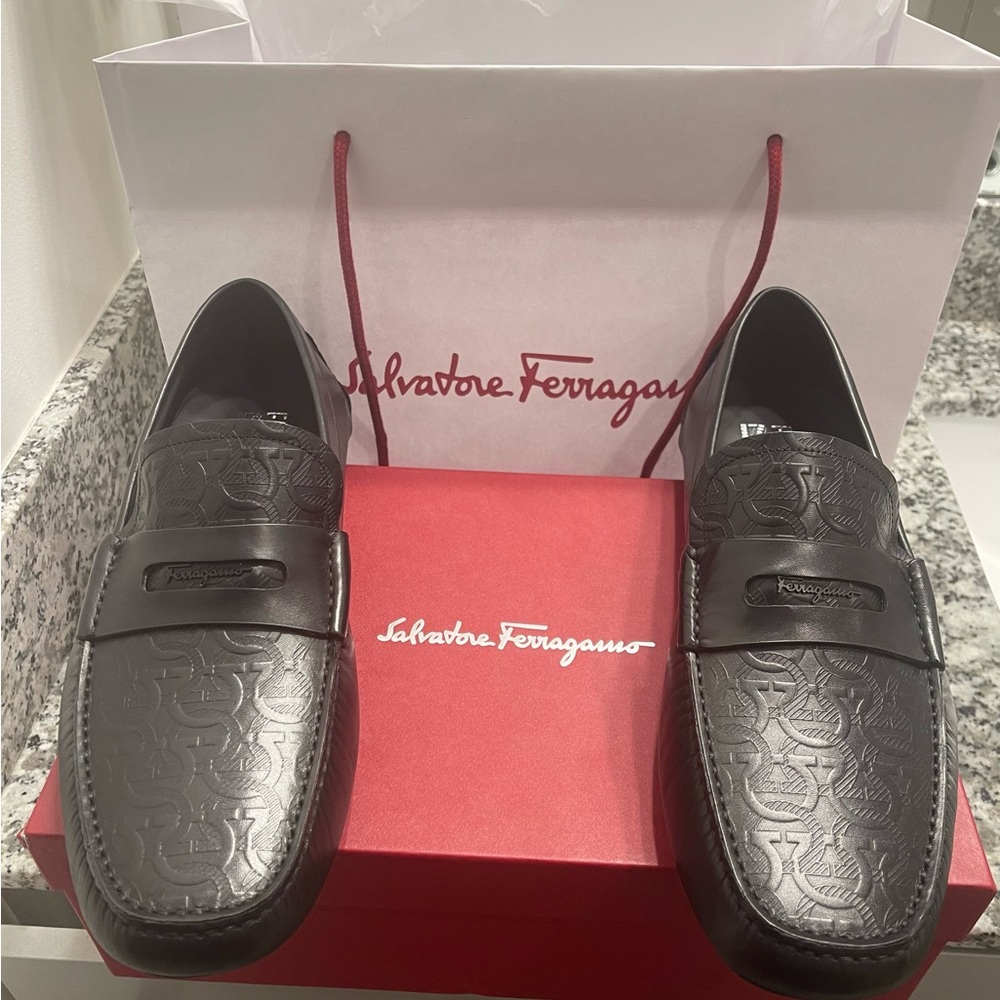 SALVATORE FERRAGAMO DRIVER WITH SIGNATURE ORNAMENT